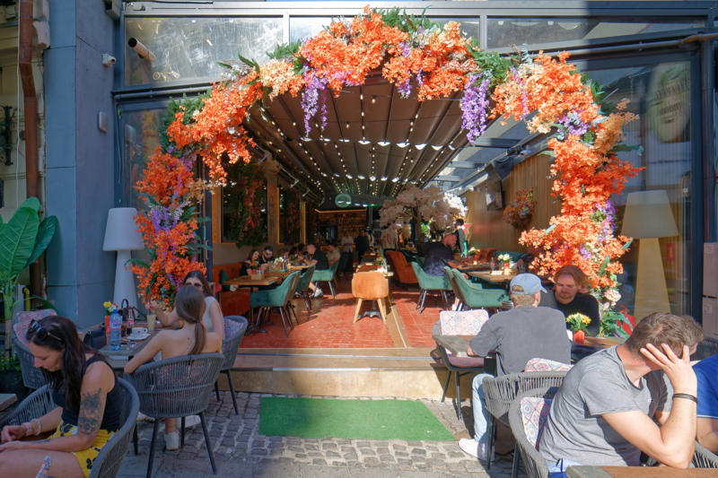 06 - Restaurant with a stylishly designed outdoor seating area